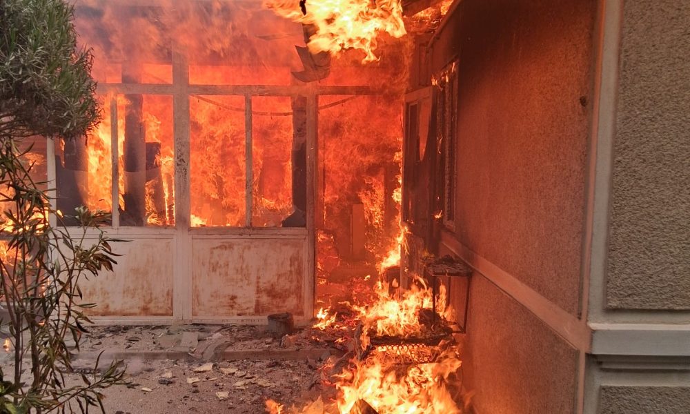Incendiu puternic la Bârlad. O casă a fost cuprinsă de flăcări, pompierii au intervenit cu două autospeciale – stiriest.ro