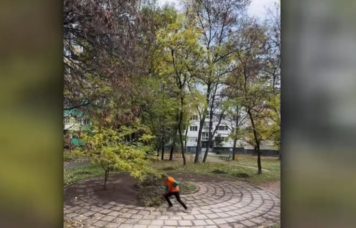 Un vasluian a devenit un model de bun simț și hărnicie în Bulgaria. Petrece acesta ore întregi să curețe parcuri și alei – stiriest.ro