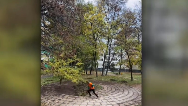 Un vasluian a devenit un model de bun simț și hărnicie în Bulgaria. Petrece acesta ore întregi să curețe parcuri și alei – stiriest.ro