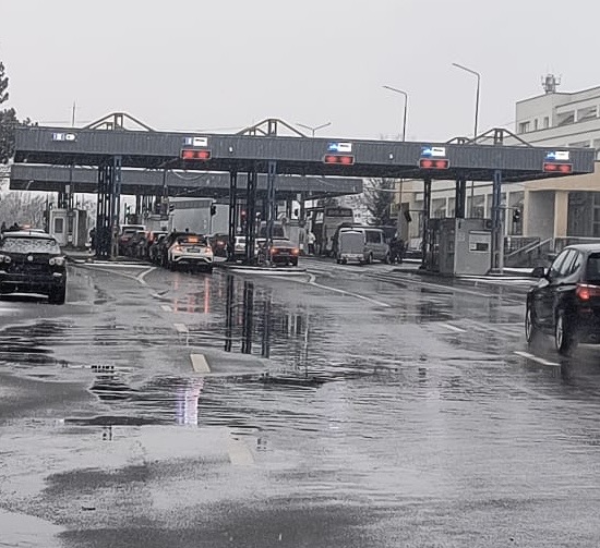 Năvală la Albița! Mii de moldoveni intră în România pentru sărbători, traficul explodează la început de an – stiriest.ro