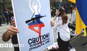 Ukraine war: Russian artists back Putin or face censorship