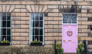 Edinburgh îl obligă pe proprietar să revopsească ușa de la intrare în roz