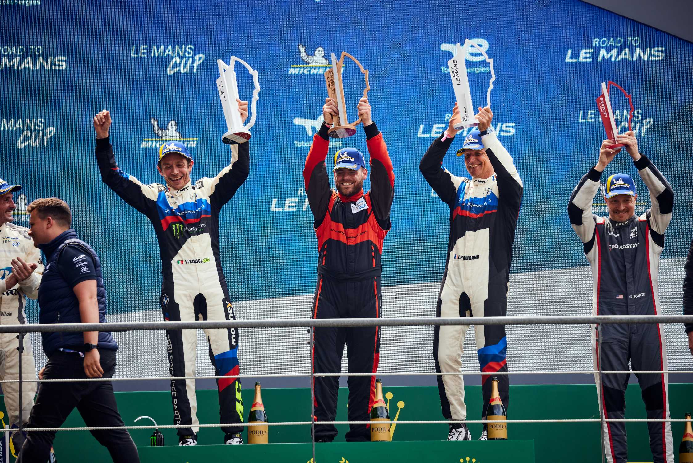 Piloții de la BMW M Valentino Rossi și Max Hesse sărbătoresc victoriile pe Circuitul de la Sarthe.