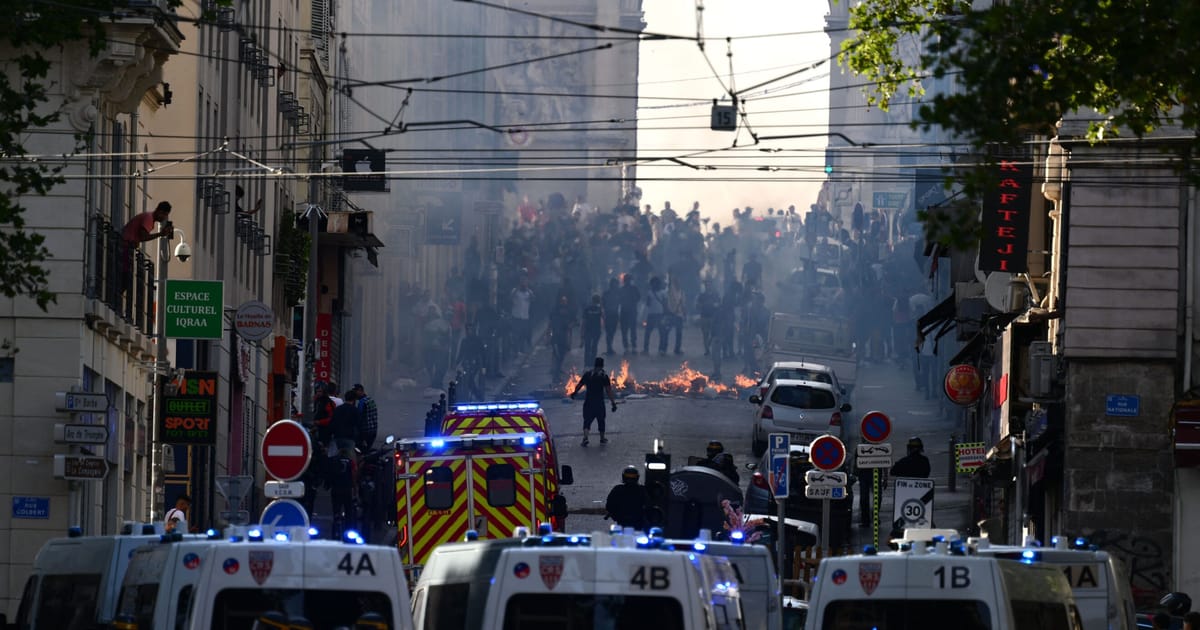 În timp ce Franța arde, Macron dă vina pe rețelele de socializare pentru că a aprins flăcările – POLITICO