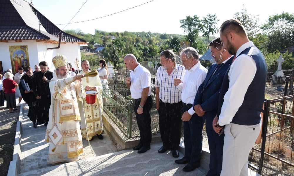 A fost sfințită biserica din Lățești! părintele paroh Alexandru Poșteanu a fost hirotesit întru iconom stavrofor- FOTO