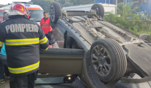 Accident cumplit! O mașină s-a răsturnat cu roțile în sus, pe mijlocul șoselei
