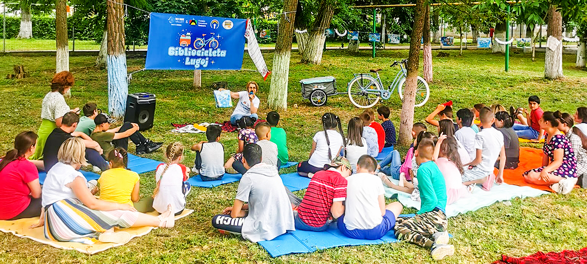 Bibliocicleta vine în Cotu Mic! Povești și jocuri pentru copii la început de iulie