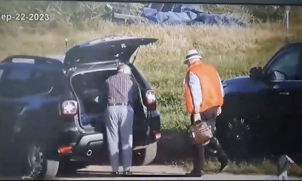 Imagini de la flagrantul lui Buzatu! Farmazon îi dă geanta cu bani