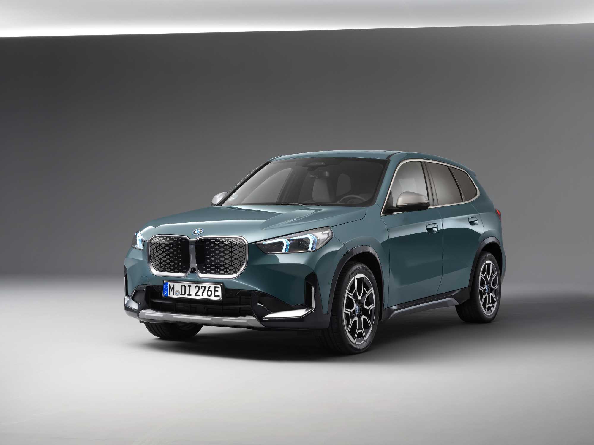 Introducere atractivă în lumea mobilităţii electrice premium: noul BMW iX1 eDrive20