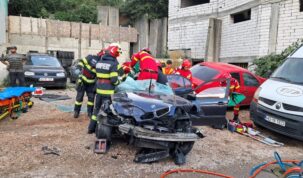 VIDEO Accident înfiorător! O mașină a lovit alte cinci autoturisme parcate! Două victime, încarcerate!