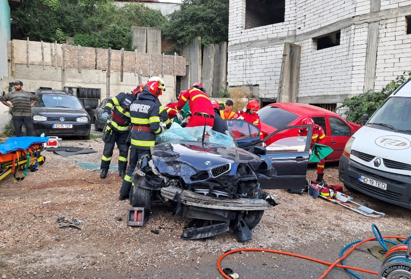 VIDEO Accident înfiorător! O mașină a lovit alte cinci autoturisme parcate! Două victime, încarcerate!