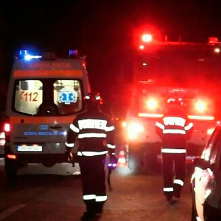 Accident cumplit! Doi copii și trei adulți, loviți în plin de o mașinsă scăpată de sub control! Victimele erau pe trecerea de pietoni și pe trotuar