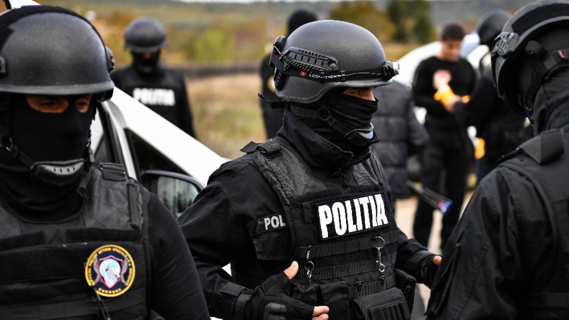 Strigător la cer! O mamă îşi obliga fetiţele să creeze conţinut pornografic, pentru a face bani