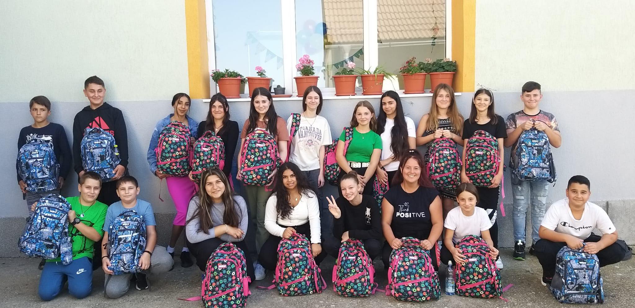 Stop abandon școlar! Elevii din Găvojdia au primit ghiozdane complet echipate