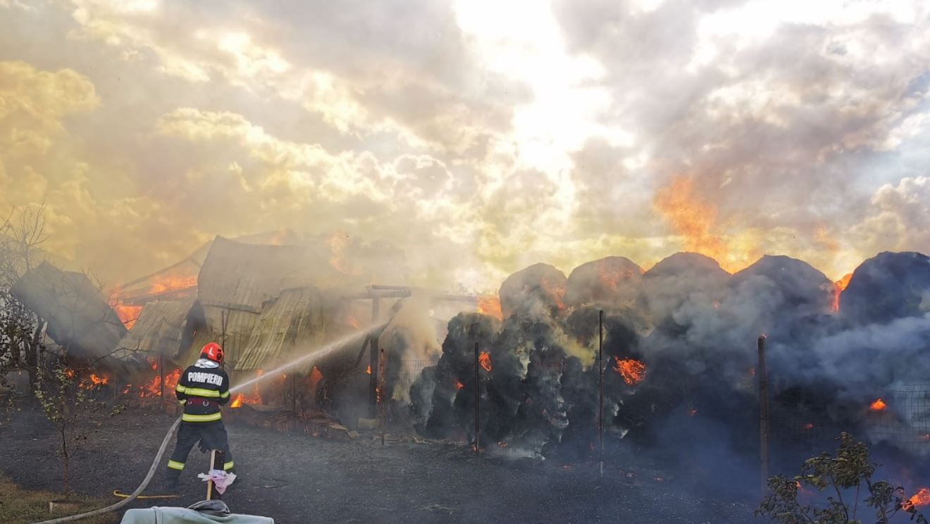 Incendiu violent într-o gospodărie! Au intervenit șapte echipaje de pompieri pentru stingerea flăcărilor