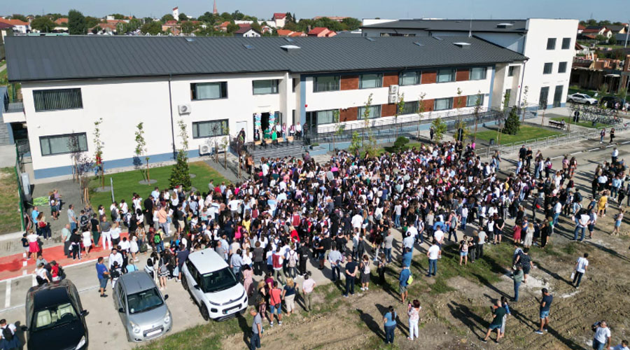 VIDEO: Afară-i vopsit gardul, înăuntru-i leopardul! Constructorul şcolii din Dumbrăviţa rupe tăcerea şi arată pericolul la care sunt expuşi elevii