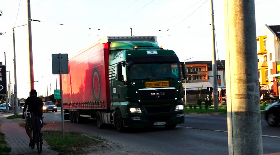 VIDEO: Revoltă, la Dumbrăviţa! Localnicii se plâng că viaţa le-a devenit un coşmar din cauza camioanelor supraînălţate, cărora primarul le-a dat avize să tranziteze comuna