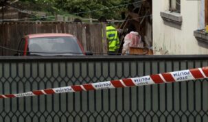 Bătrână găsită moartă în casă. Avea încă înfipt în gât cuțitul cu care fusese ucisă în urmă cu câteva zile