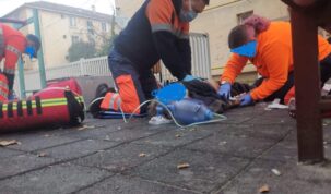 Bărbat salvat de la moarte de un polițist local. Omul a îndurat frigul nopții, în parc, pe o bancă