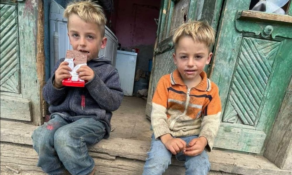 “Mami nu ne-a vrut, de aia a plecat!” Povestea a cinci frați chinuiți de foamete și sărăcie