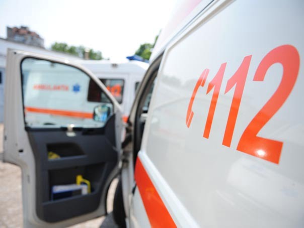 Accident cumplit! Oameni resuscitați pe carosabil, după ce două mașini s-au izbit violent