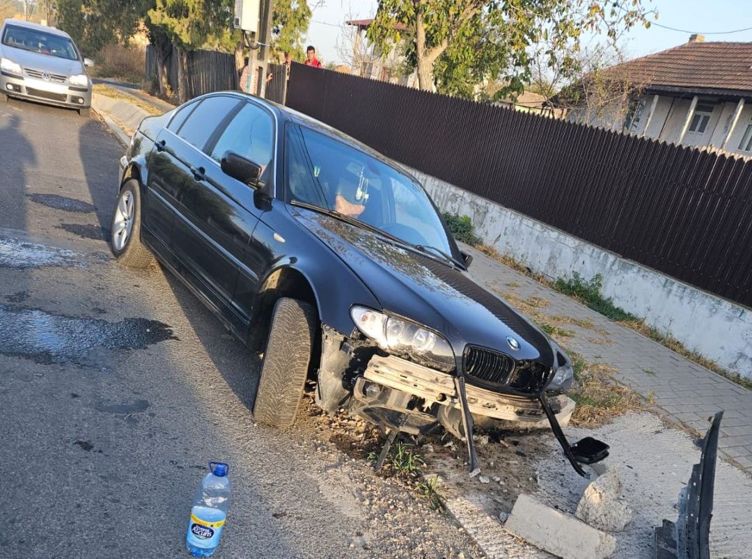 Cu BMW-ul în șanț! Fiindcă nu avea permis și de la alcoolul consumat...