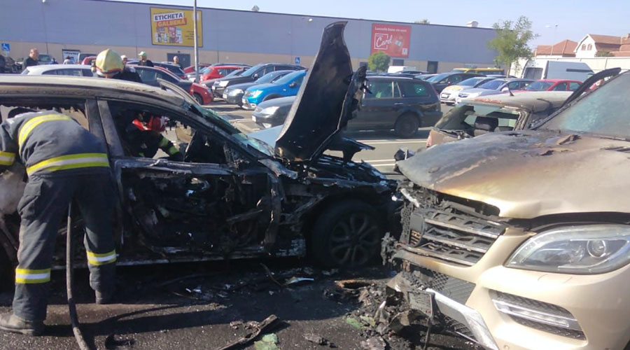 Incendiu devastator, în parcarea unui supermarket! Trei maşini au fost mistuite de flăcări