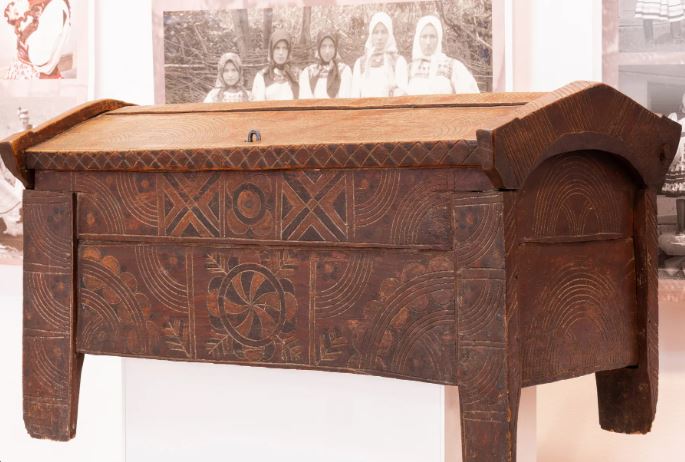 Vino și descoperă povestea lăzilor de zestre din Banat! Expoziție unică la Muzeul Satului din Timișoara