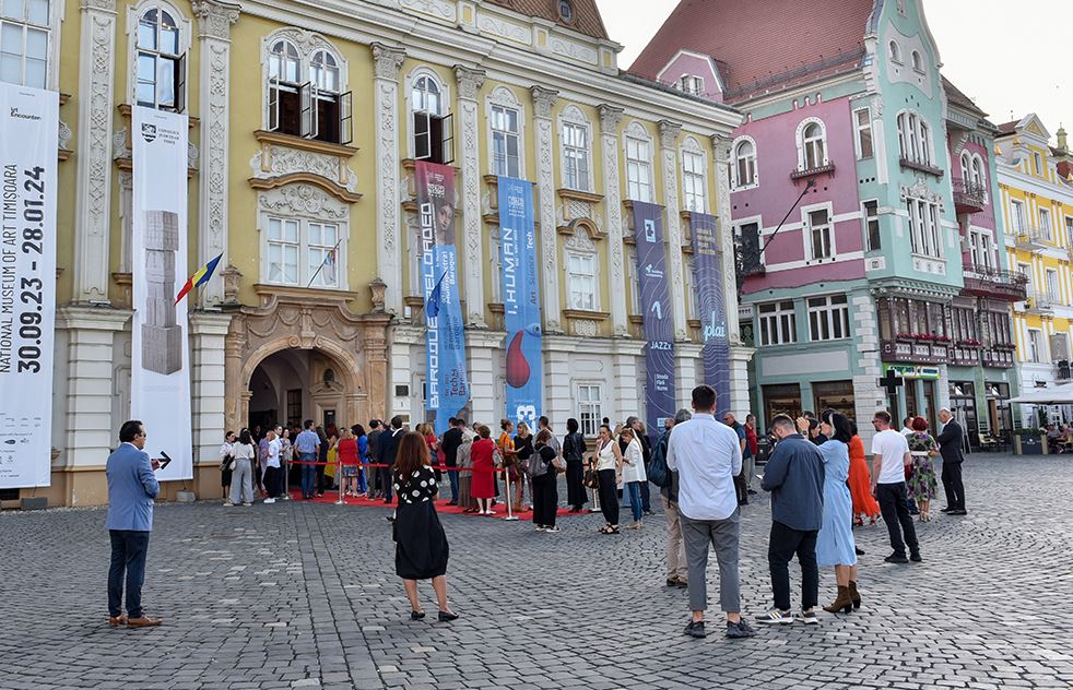 Haos la expoziţia operelor lui Brâncuşi! Zeci de vizitatori, întorşi din drum, din cauza unei avarii