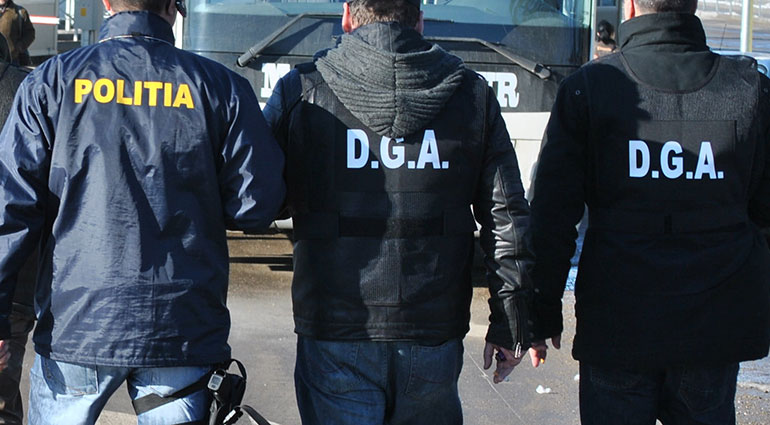 Percheziții la Poliția Huși și la domiciliile mai multor polițiști acuzați că cereau mită ca să nu dea amenzi