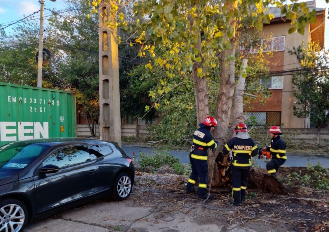 Furtuna de azi a dat de lucru pompierilor!