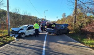 Impact frontal între două mașini, la Pădurea Verde! O șoferiță a ajuns pe contrasens