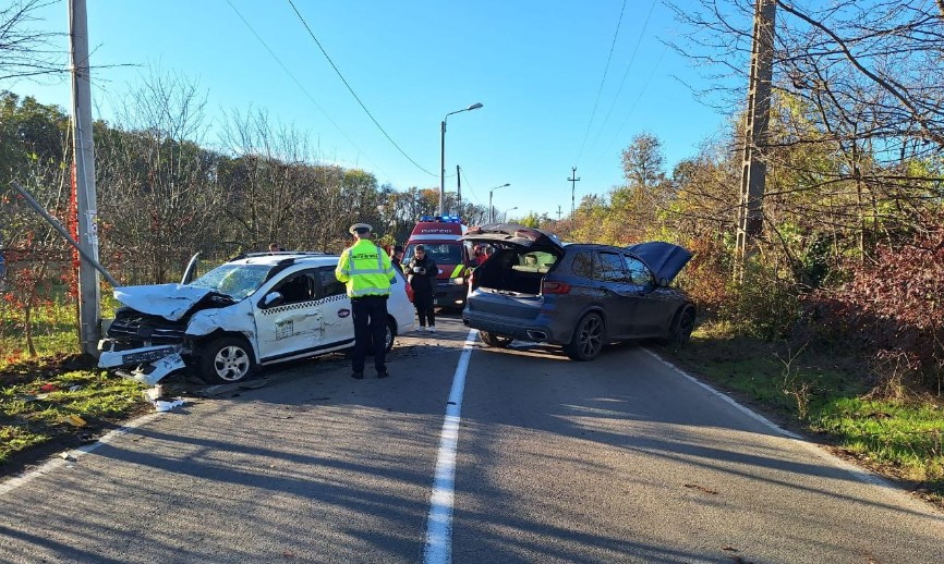 Impact frontal între două mașini, la Pădurea Verde! O șoferiță a ajuns pe contrasens