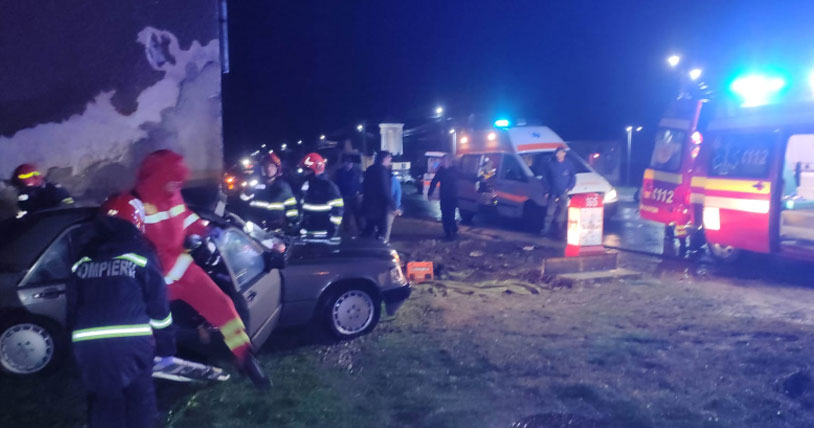Trei victime, printre care şi un copil, după ce o maşină s-a izbit violent de un autocar plin cu pasageri
