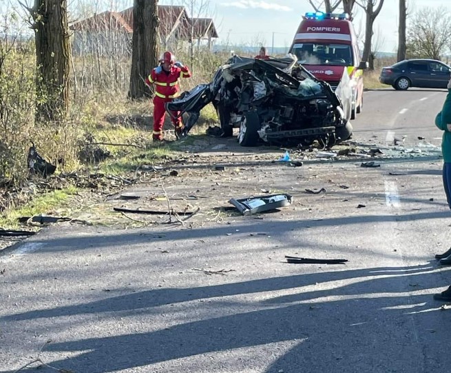 Accident cu doi morți, pe o șosea din Timiș! Șoferul, un tânăr de 20 ani, a intrat cu mașina într-un copac! Pasagerii au murit pe loc