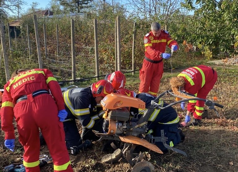 Bărbat transportat cu un elicopter SMURD la Iaşi după ce şi-a prins picioarele într-o motosapă