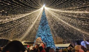 FOTO/VIDEO Atmosferă de sărbătoare la Timișoara! S-a deschis Târgul de Crăciun și a fost aprins iluminatul festiv. Piața Sf. Gheorghe a rămas în întuneric, după ce tirul care aducea decorațiunile s-a răsturnat