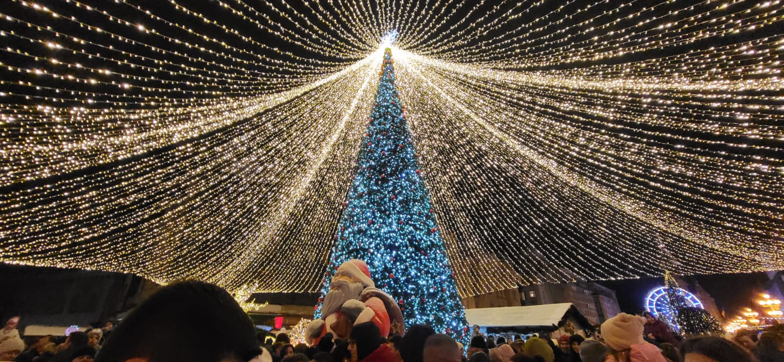 FOTO/VIDEO Atmosferă de sărbătoare la Timișoara! S-a deschis Târgul de Crăciun și a fost aprins iluminatul festiv. Piața Sf. Gheorghe a rămas în întuneric, după ce tirul care aducea decorațiunile s-a răsturnat
