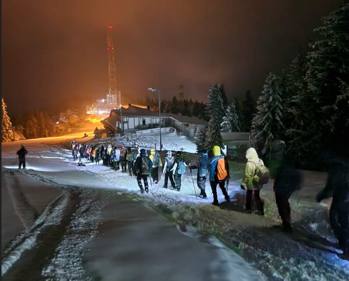 VIDEO Operațiune amplă de salvare! 50 de turiști care au ignorat avertizările meteo, blocați în vârful muntelui!