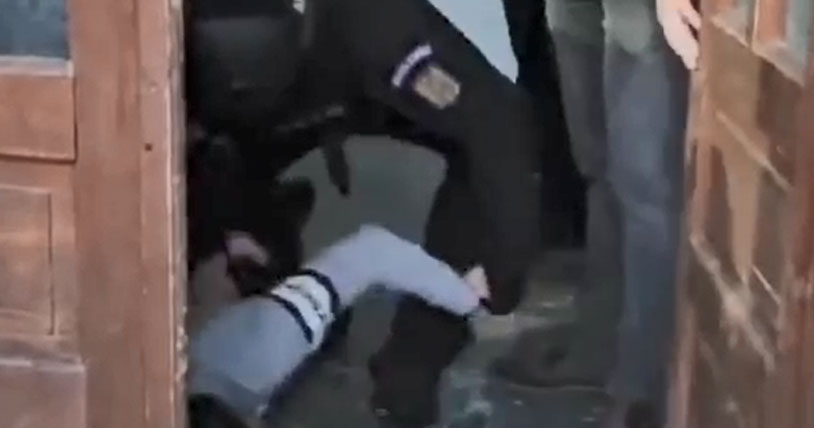 Video: Violator capturat de poliţişti, după ce a încercat să scape de puşcărie