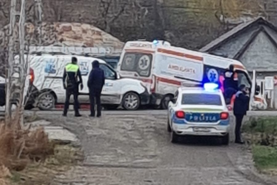Ambulanta implicata intr-un accident la Bacaoani