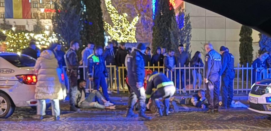 Răfuială violentă în fața unui club din Vaslui. Cinci tineri, duși în cătușe la secția de poliție