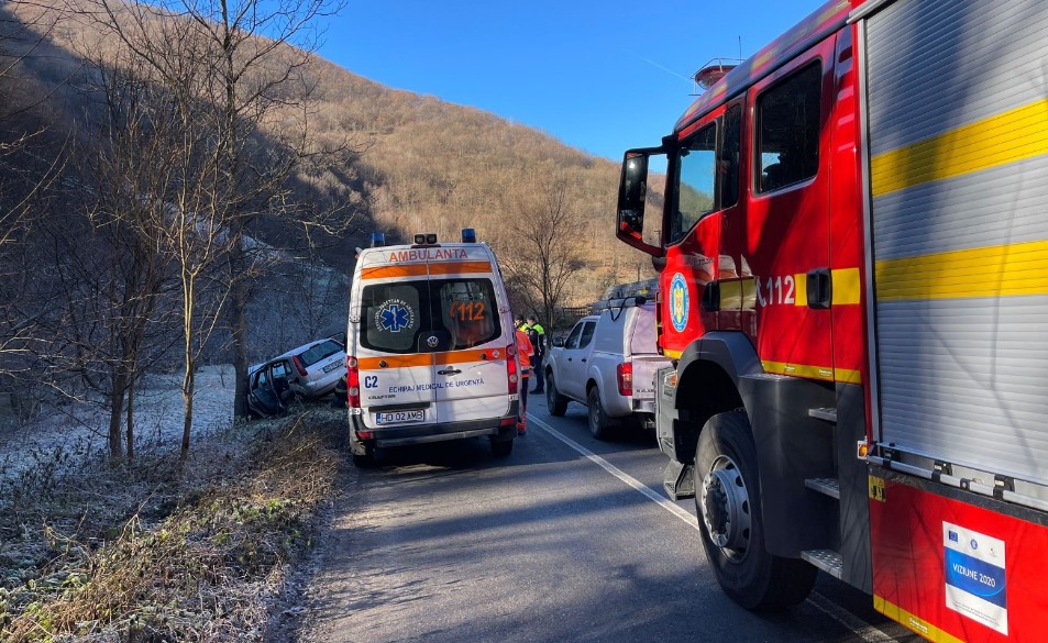 FOTO Trei persoane au ajuns la spital, după ce mașina în care se aflau a derapat și a ieșit în decor!
