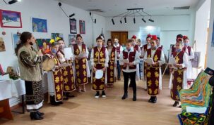 Magia Crăciunului, în ochii copiilor! Elevii de la C.Ș.E.I. Alexandru Roșca au colindat la Casa Bredicenilor