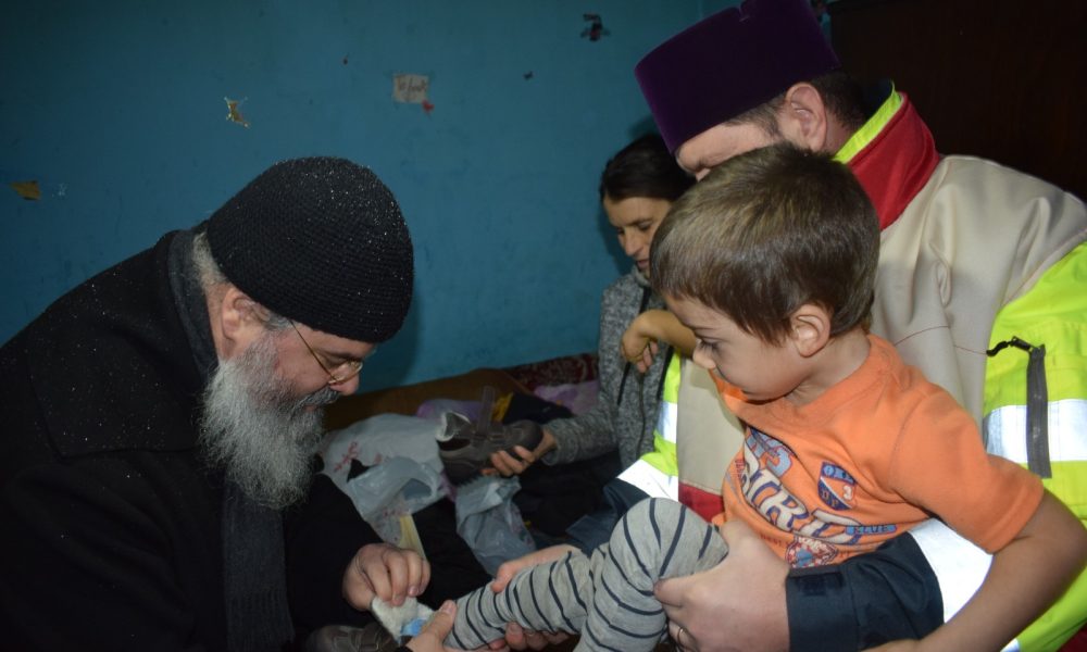 Preasfințitul Ignatie și părintele Vladimir Beregoi aduc Lumina Sfântă în inimi și case
