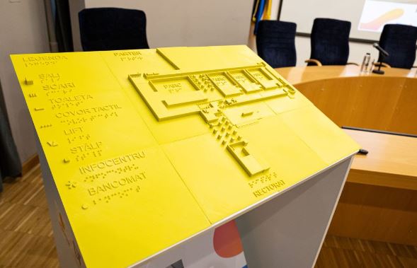 Machete tactile, pentru nevăzători, în toate spațiile din sediul principal al Universității de Vest!