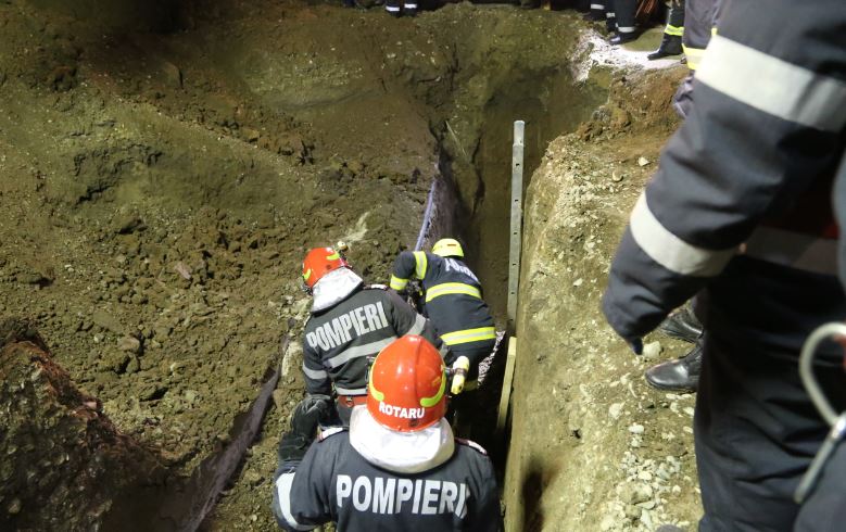 Sfârșit înfiorător pentru un muncitor! Bărbatul a fost îngropat de viu, după ce un mal de pământ s-a surpat!