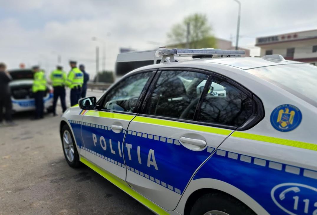 Maşină de poliţie, lovită de un autoturism condus de un tânăr de 21 de ani! Autospeciala a fost proiectată în altă maşină parcată