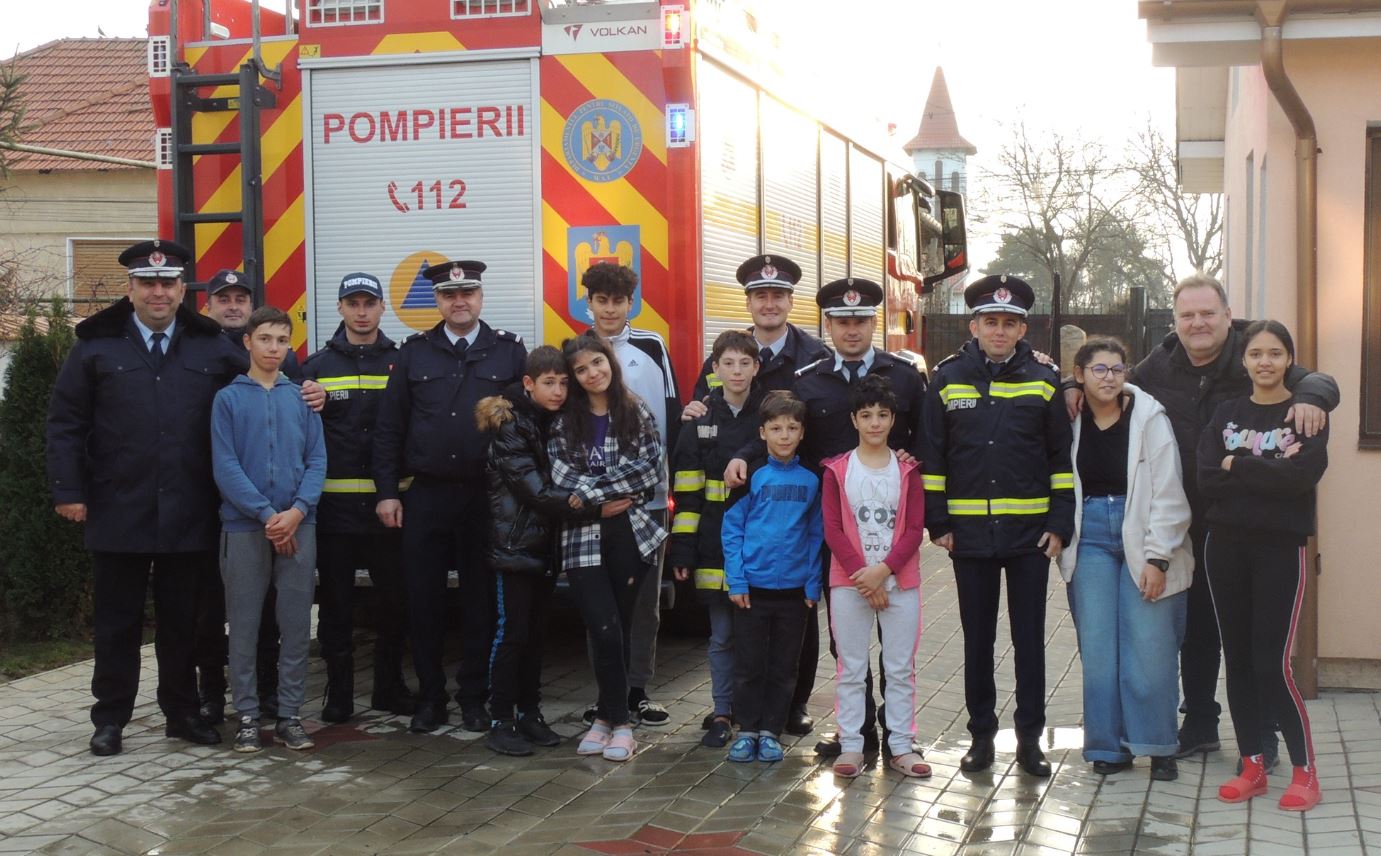 FOTO Pompierii au fost azi, ajutoarele lui Moș Nicolae! Le-au adus cadouri copiilor mai puțin norocoși