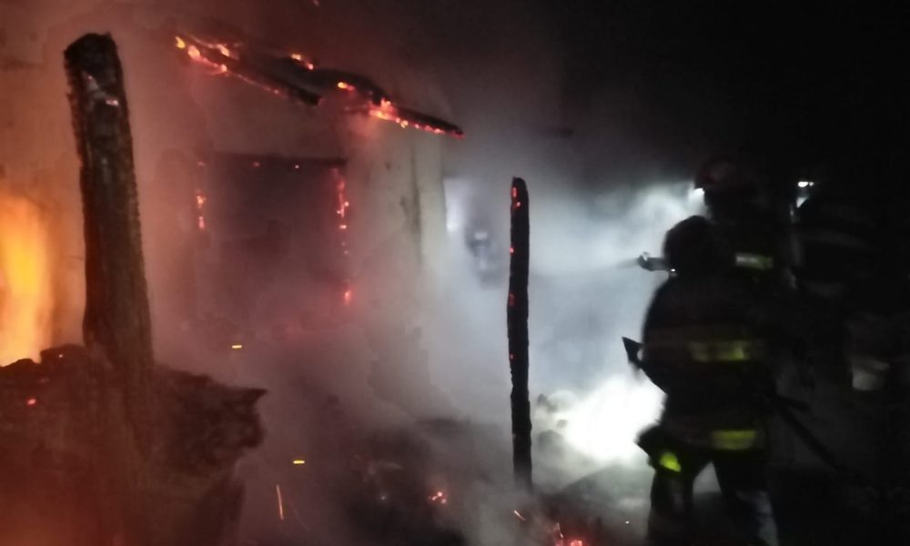 Bătrână carbonizată în urma unui incendiu. Pompierii au ajuns cu greu la intervenție din cauza drumului-FOTO